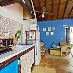 Hébergement de vacances Charming House In With Shared Pool