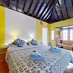 Hébergement de vacances Charming House In With Shared Pool