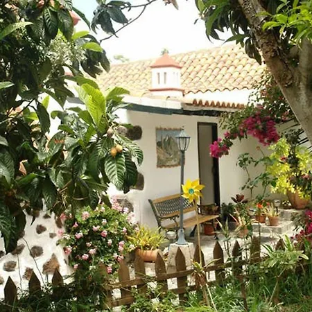 Hébergement de vacances Charming House In With Shared Pool *